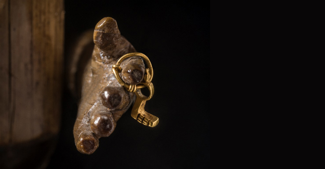 Corredo di Crepereia Tryphaena, particolare della bambola in avorio con al dito un piccolo anellino con chiave, metà del II secolo d. C., da Roma, scavi per la costruzione del Palazzo del Palazzo di Giustizia (1889)