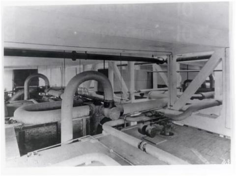 Tubazioni e serbatoio di stoccaggio della nafta sopra le caldaie Tosi-Garbe (1924)