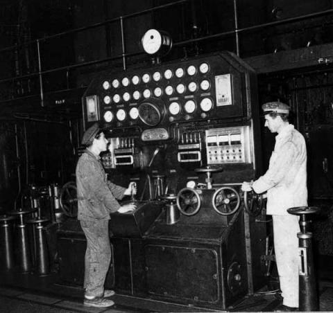 Operai al lavoro nella Sala Macchine (1960 circa)