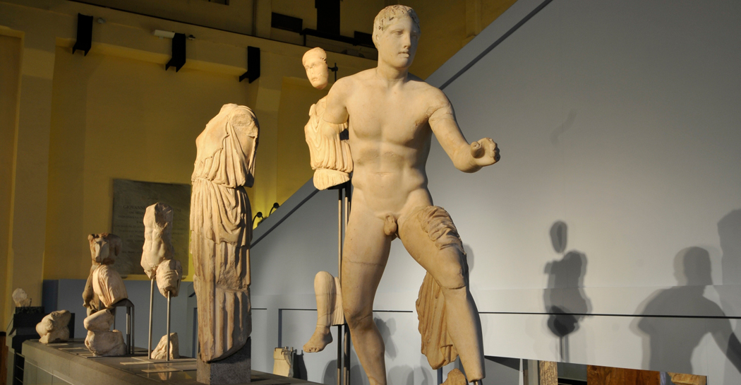 Decorazione frontonale del tempio di Apollo, foto di Mimmo Frassineti