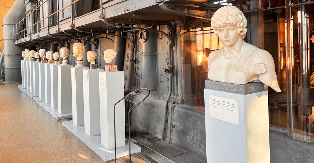 Centrale Montemartini, Sala Macchine. In primo piano il ritratto di Antinoo