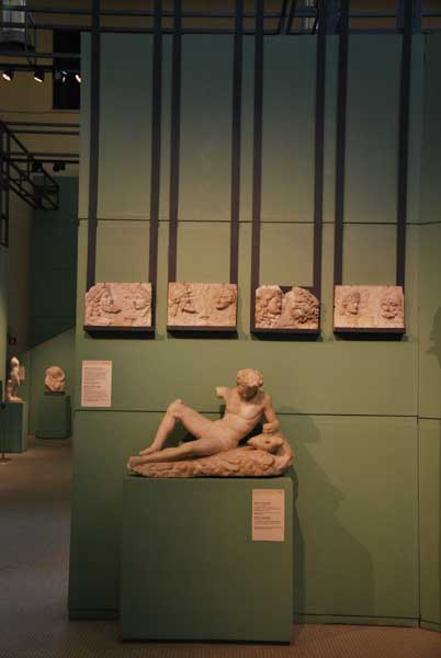 Rilievi con maschere teatrali  e statua di satiro sdraiato