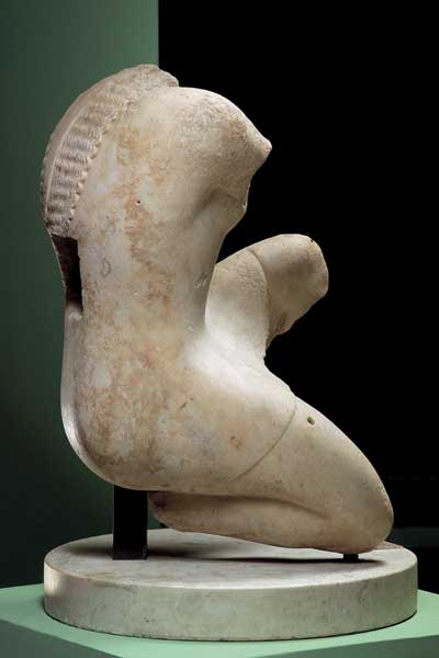 Statua di amazzone inginocchiata