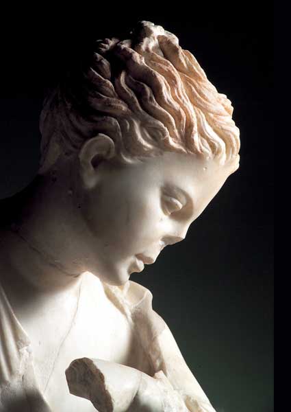 Statua di fanciulla seduta