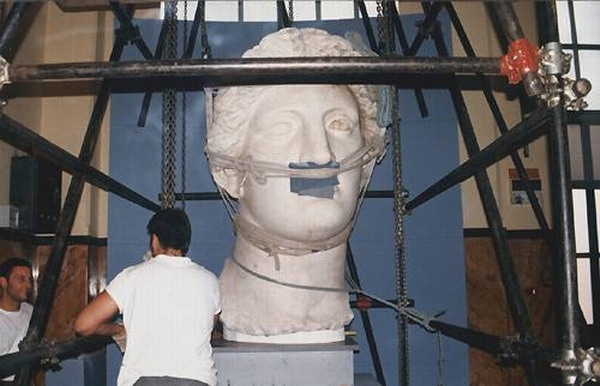 Testa colossale da Largo Argentina durante l’allestimento (1997)