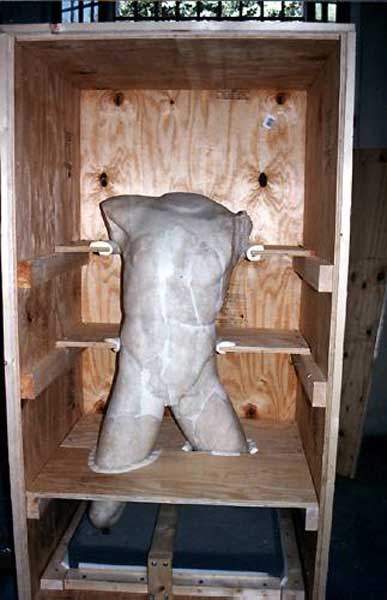 Torso di combattente nella cassa (1997)
