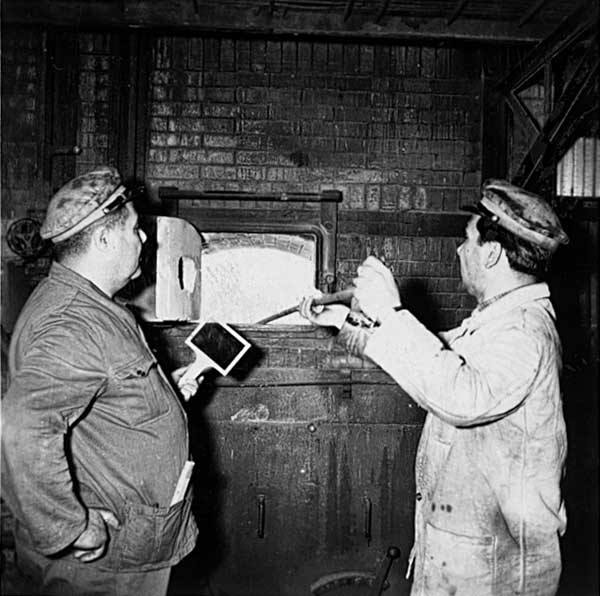 Operai al lavoro nella Sala Caldaie (1960 circa)