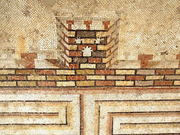 Mosaico con labirinto e cinta muraria - Ant. Com. inv. 7892; tessere in calcare, basalto e terracotta