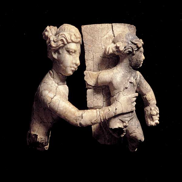 Letto funerario in osso con scene dell’infanzia di Dioniso, particolare 