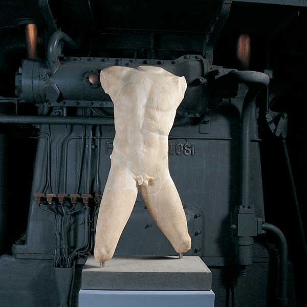 Torso di combattente sulla testata di uno dei motori diesel