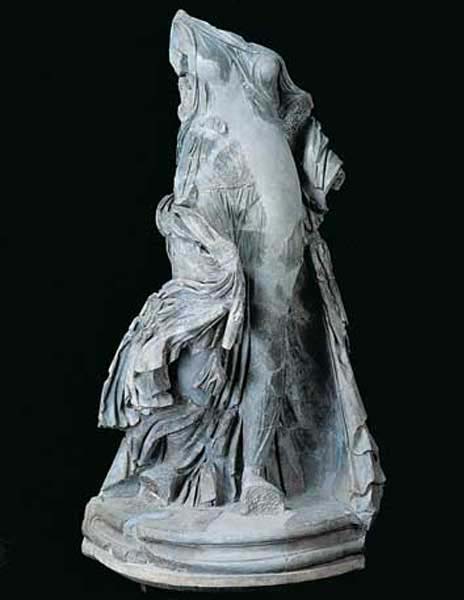 Statua femminile acefala: 'Vittoria dei Simmaci' Statua femminile acefala: 'Vittoria dei Simmaci'
