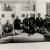 Moriz Nähr _ Foto di gruppo artisti della Mostra di Beethoven nella sala Palazzo della Secessione a Vienna; davanti da sx: Kolo Moser, Maximilian Lenz, Ernst Stöhr, Emil Orlik, Carl Moll; dietro da sx: Anton Nowak, Gustav Klimt, Adolf Böhm © Klimt Foundation, Vienna