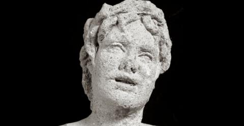 particolare (testa) della Statua di Orfeo in peperino