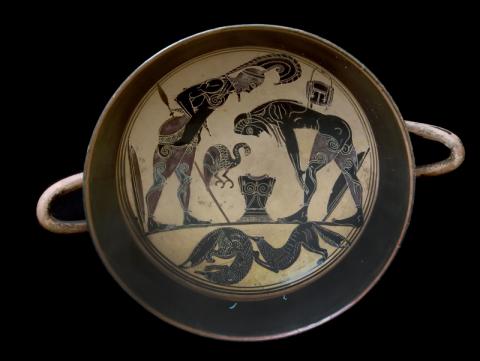 Kylix laconica con figure di guerrieri. Attribuita al Pittore della caccia, 550-525 a.C. SABAP RM Met