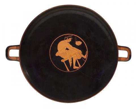 Kylix attica a figure rosse con figura di giovane atleta, inv. 145144. Attribuita al pittore di Nikosthenes, 510-500 a. C. ca . Restituita dal Getty Museum di Los Angeles nel 2006.