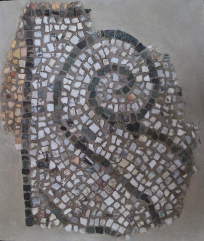 1.Frammento mosaico policromo geometrico a grandi tessere: motivo a spirale, IV sec. d.C. circa