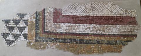 2.Frammento mosaico policromo geometrico: scacchiera di triangoli sfalsati b/n e parte di emblema centrale policromo, I sec. d.C.