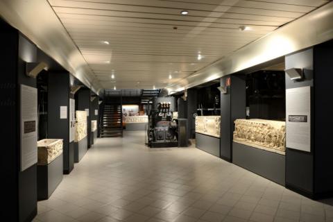 L’atrio della Centrale Montemartini con l’esposizione dei sarcofagi di età romana