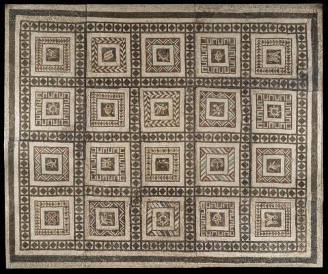 Musei Capitolini, Antiquarium, AC  486 Mosaico policromo a cassettoni. Tessere di palombino, basalto e calcari colorati. Scoperto a Roma nel 1886 durante i lavori di demolizione della Villa Casali al Celio. Metà I sec. a.C.