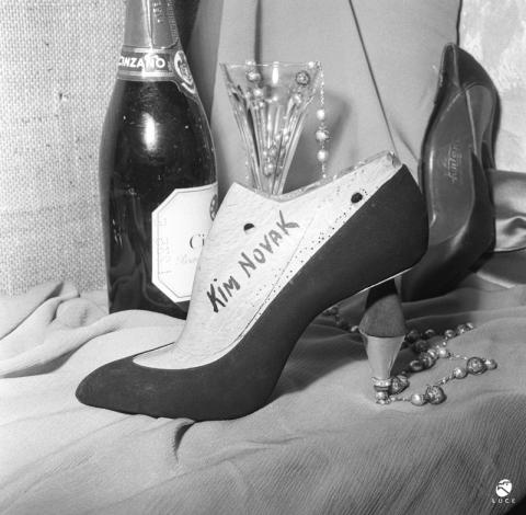 Calzature delle sorelle Fontana su misura con eccentrici tacchi modificabili. Roma, 1956