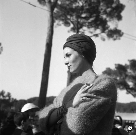 Elsa Martinelli al concorso ippico di piazza di Siena. Roma, fine anni ’50