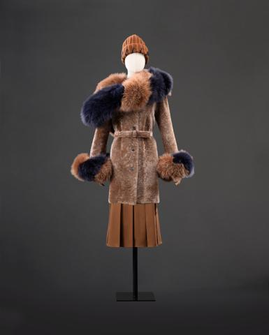 Karl Lagerfeld per Fendi, Completo composto da soprabito, gonna e cappello. Autunno - Inverno 1973–74 Etichetta: Fendi/Roma