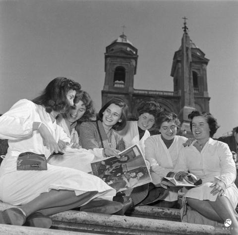 Lucia Bosè, sulla scalinata di Trinità de' Monti, con alcune ragazze di sartoria. Roma, fine anni ‘50. Archivio Storico Luce, Fondo Dial Lucia Bosè, sulla scalinata di Trinità de' Monti, con alcune ragazze di sartoria. Roma, fine anni ‘50. Archivio Storico Luce, Fondo Dial