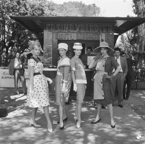 Modelle con abiti di Schuberth al Pincio, Roma, 1960 Modelle con abiti di Schuberth al Pincio, Roma, 1960