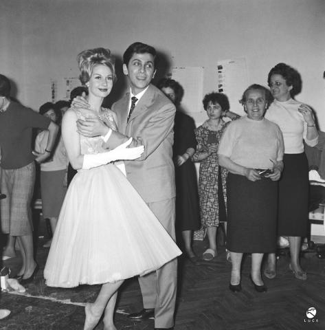 Valentino Garavani con una modella nel backstage della sua prima sfilata Valentino Garavani con una modella nel backstage della sua prima sfilata