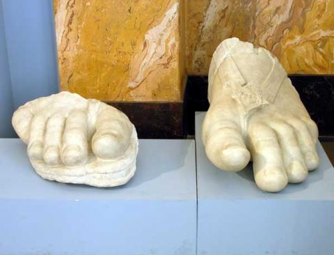 Statua colossale di divinità femminile: piedi